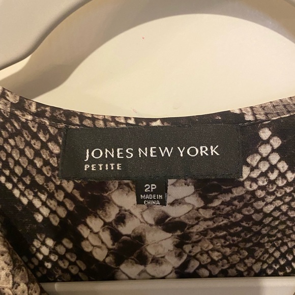 Jones New York blouse snake print size 2p used once - Picture 2 of 5